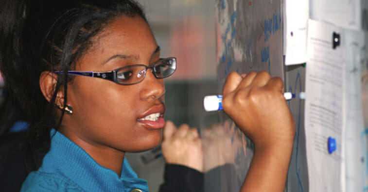 Achievement First Amistad High School: Información para Mejorar y Guiar el Aprendizaje de los Estudiantes